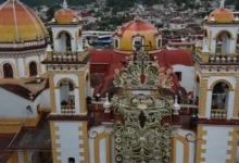 xico honra a santa maría magdalena con el tradicional levantamiento del monumental arco floral