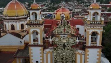 xico honra a santa maría magdalena con el tradicional levantamiento del monumental arco floral