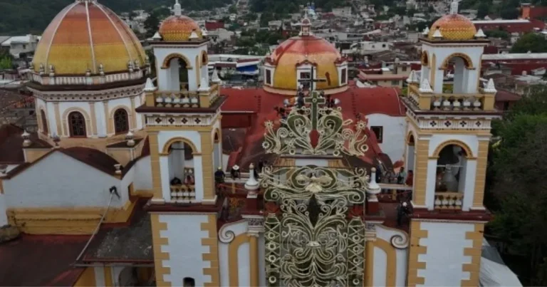 xico honra a santa maría magdalena con el tradicional levantamiento del monumental arco floral
