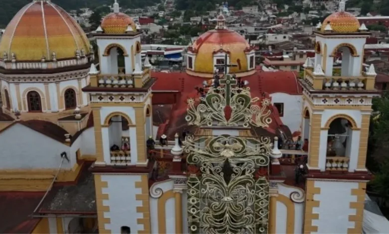 xico honra a santa maría magdalena con el tradicional levantamiento del monumental arco floral