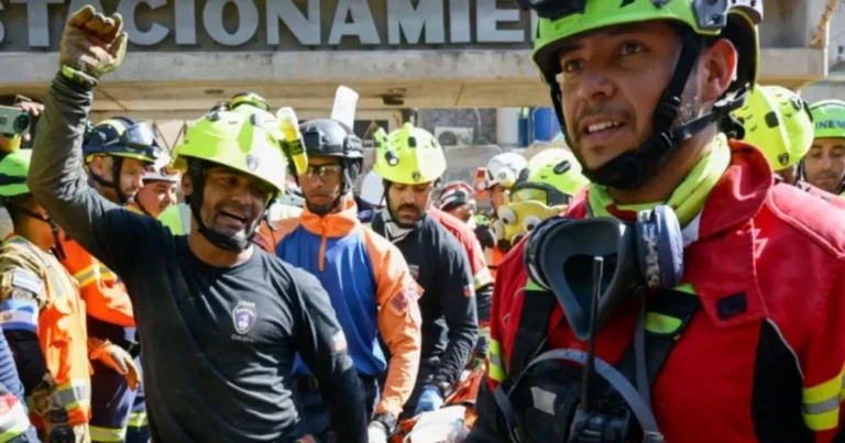 rescatan con vida a hernán tras quedar atrapado más de una semana bajo los escombros en venezuela