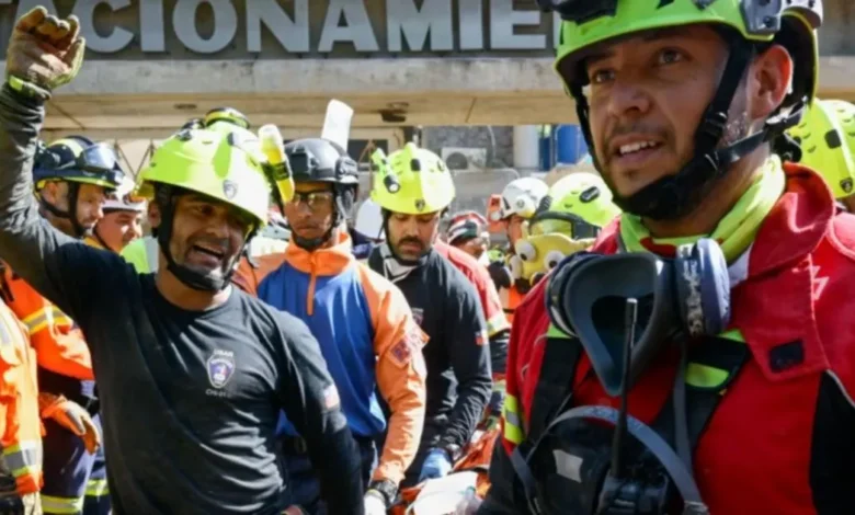 rescatan con vida a hernán tras quedar atrapado más de una semana bajo los escombros en venezuela