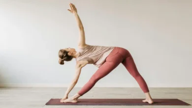 vinyasa yoga cómo se practica, cuáles son sus beneficios y qué efectos puede tener en el cuerpo