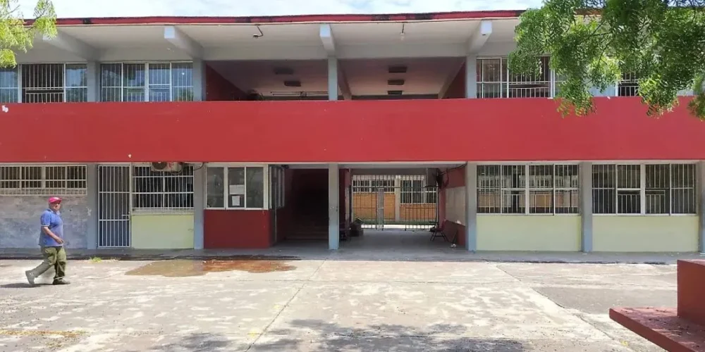 Padres exigen mayor vigilancia en secundaria de Veracruz tras frecuencia de robos