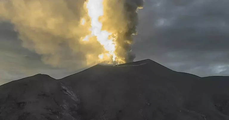 Volcán Puracé entra en alerta naranja en Colombia, estragos por lluvia de cenizas (Foto de internet)