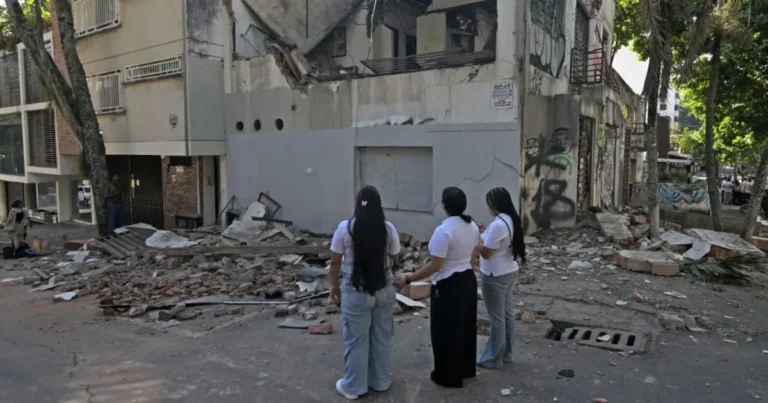 sheinbaum ofrece apoyo a colombia tras sismo de 7.4