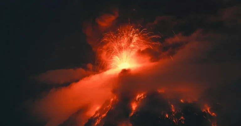 volcán de fuego entra en fase más explosiva y obliga a evacuar comunidades en guatemala