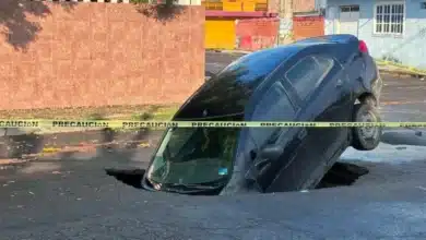 familia cae con su automóvil en un socavón en veracruz