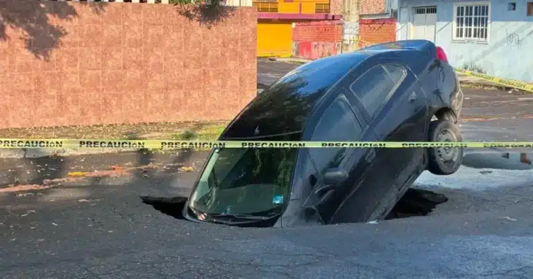 familia cae con su automóvil en un socavón en veracruz