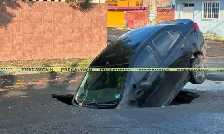 familia cae con su automóvil en un socavón en veracruz