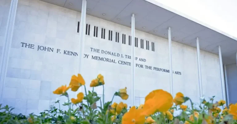 la dirección del centro kennedy, designada por trump, aprueba cerrarlo por reformas
