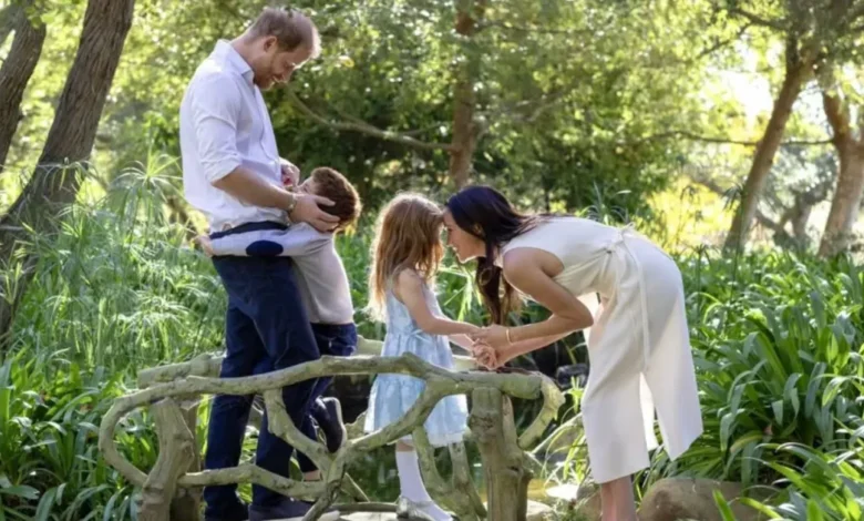 meghan markle muestra a sus hijos en su nueva vida en reino unido