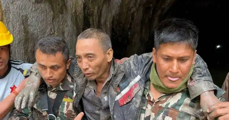 Rescatan a ciudadano chino atrapado durante 10 días tras riada en Nepal