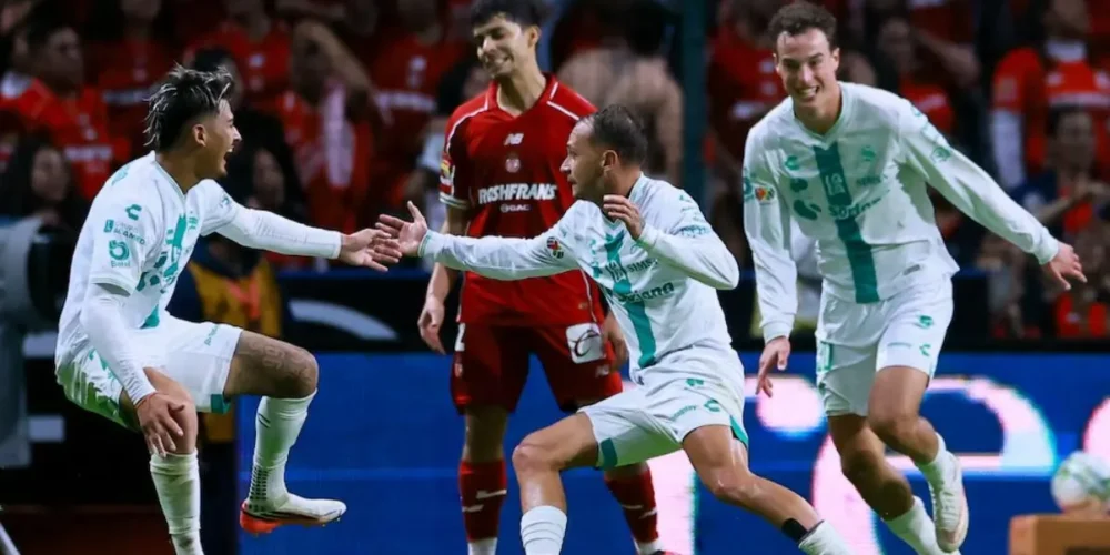santos remonta y vence al líder toluca en el nemesio diez