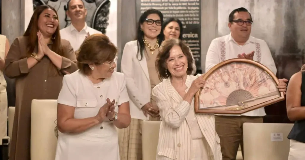 maría rojo recibe reconocimiento como visitante distinguida en veracruz (1)