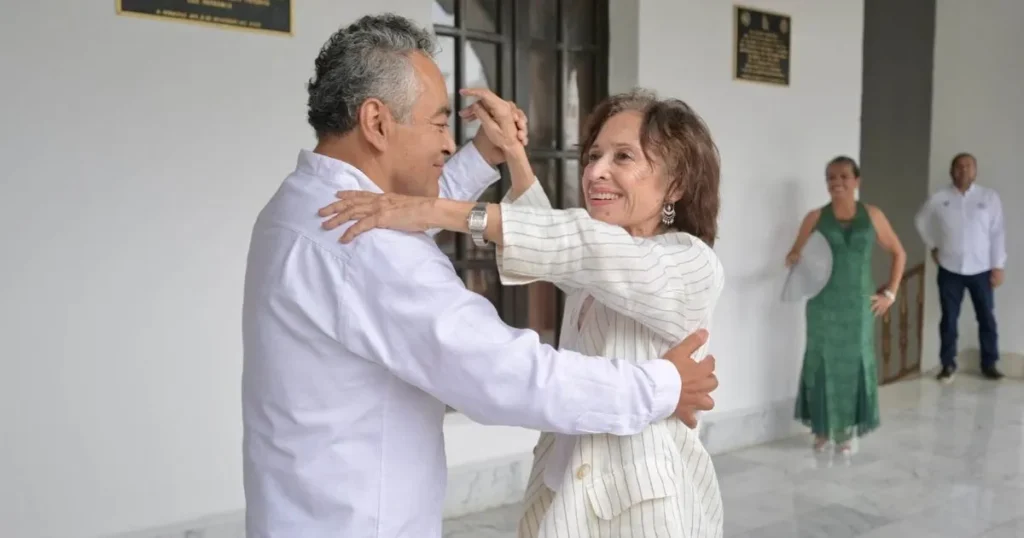 maría rojo recibe reconocimiento como visitante distinguida en veracruz (2)