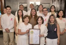 maría rojo recibe reconocimiento como visitante distinguida en veracruz