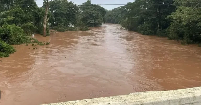 se desborda el río solosúchil y alertan a comunidades de veracruz
