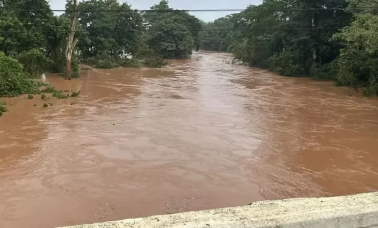 se desborda el río solosúchil y alertan a comunidades de veracruz