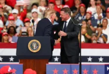 ceo de audi enfrenta críticas por aparecer con trump