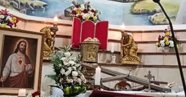 sacerdote muere en ecuador tras caerle una enorme cruz durante una misa